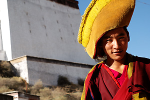 Monnik in ceremonieel kostuum (Tashilhunpo, Shigatse)